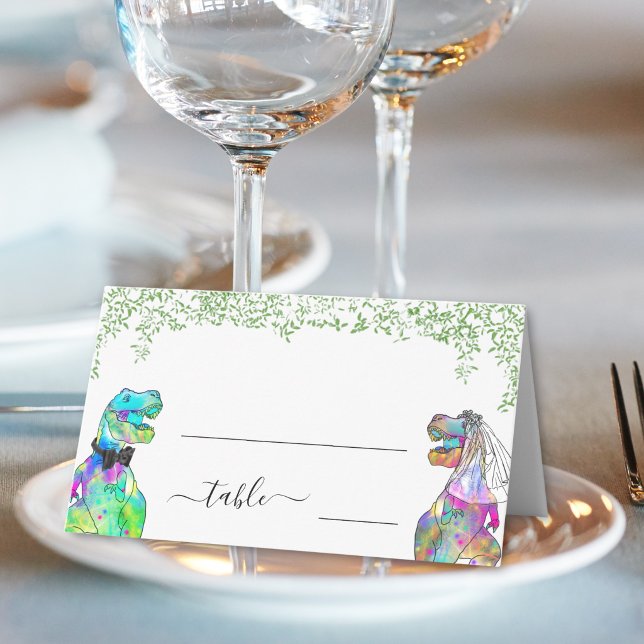 Carte De Placement Nom d'invité de mariage de dinosaure (Funny Dinosaur bride and groom wedding name place cards watercolor foliage elegant script)