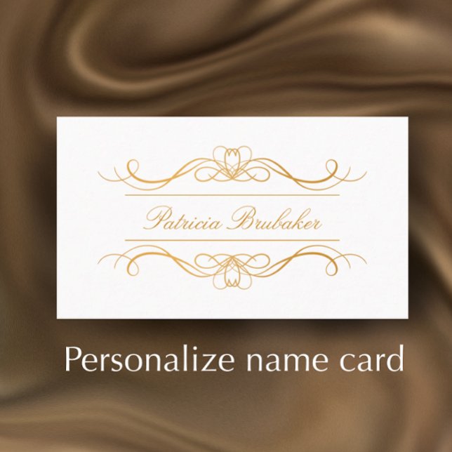 Carte De Placement Nom élégant moderne en écriture cursive or et blan (Customize these elegant golden name cards for a beautiful celebration table.
)