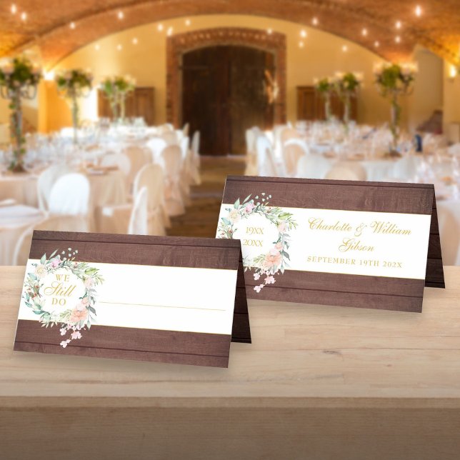 Carte De Placement Restez rustique, nous le faisons toujours pour la  (Rustic We Still Do Floral Anniversary Vow Renewal Place Card)