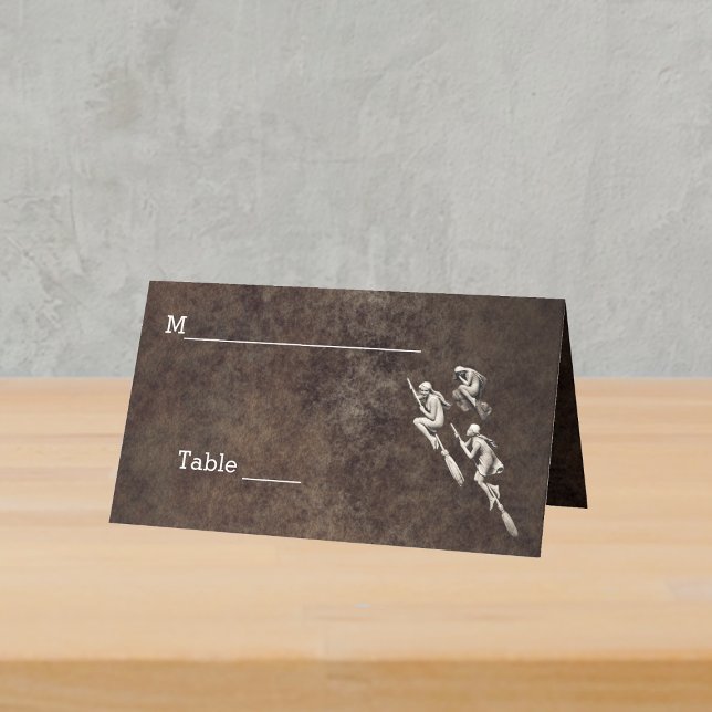 Carte De Placement Trois jolies sorcières volent sur des balais (Three white witches flying on brooms on mottled brown standing table or place card.)