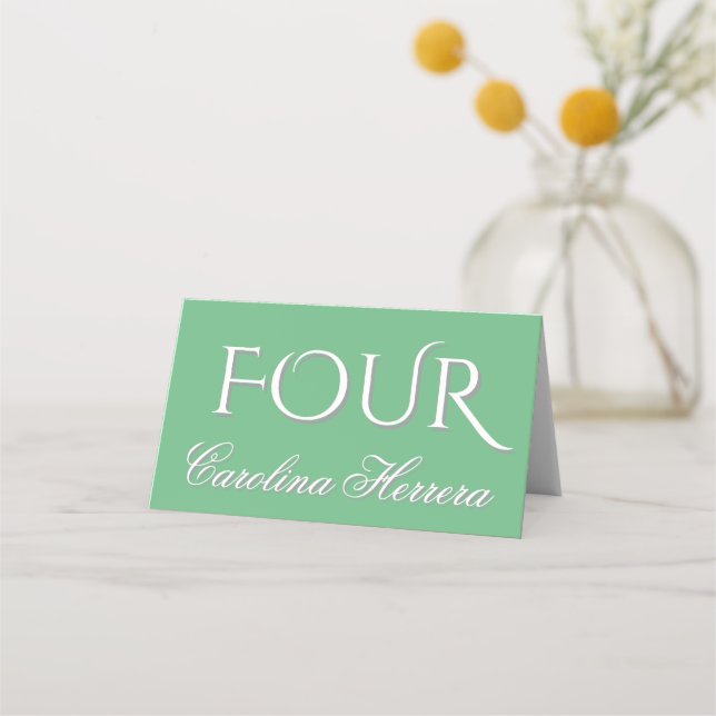 Carte De Placement Vert sauge Élégant Numéro de nom d'invité Script (Dos)