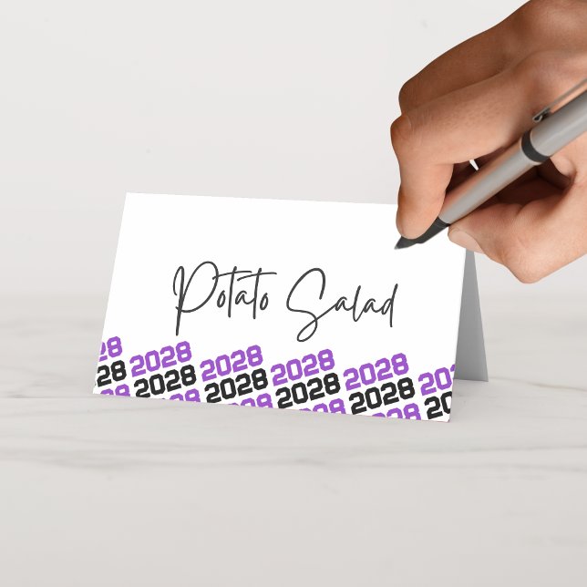 Carte De Placement Violet Noir Classe d'année de fin d'études Pliage  (Purple and Black Graduation Class Year Folding Label Cards for Food, Drinks, or Place Card Settings)