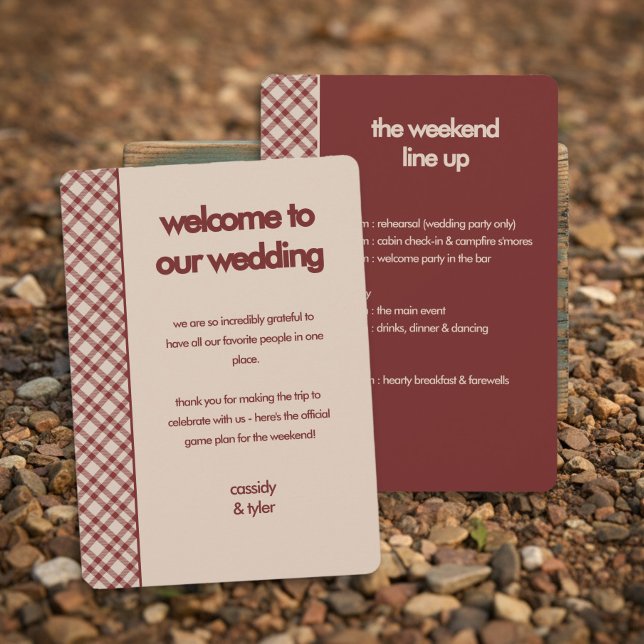 Carte de programme de mariage à carreaux rouge rus (Weekend Itinerary Details Card from the Rustic Red Plaid Western Wedding Suite by Darling & May)