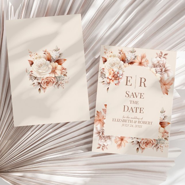 Carte de rappel "Blush Beige Monogram" pour annonc (Boho Floral Mousse Monogram Wedding Save the Date Invitation on a sunny neutral dry palm leaf.)