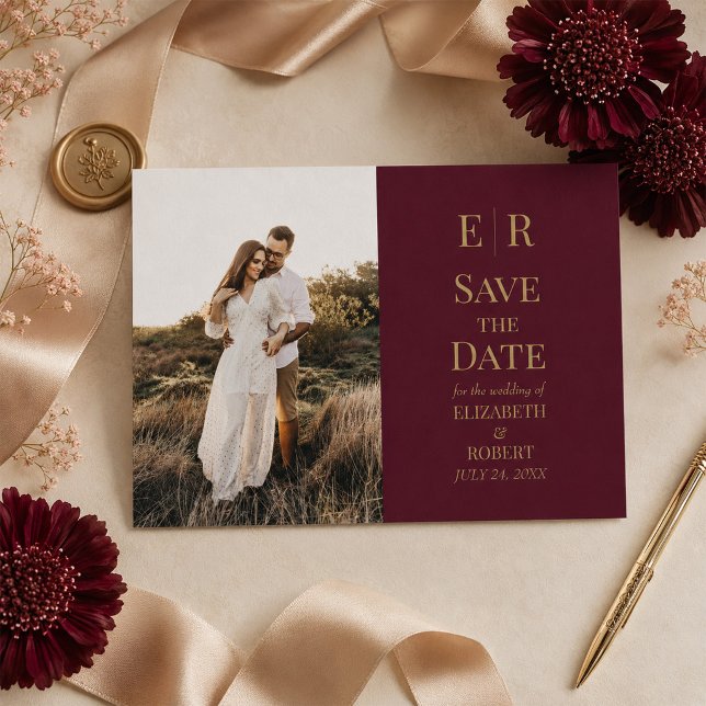 Carte de rappel "Burgundy Gold Monogram Photo" pou (Burgundy Gold Monogram Photo Save the Date Card on an elegant table with wedding decor)