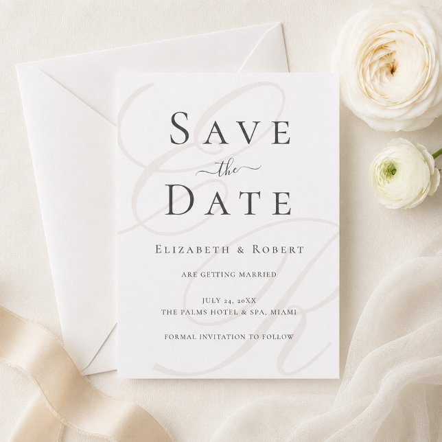 Carte de rappel de date de mariage à monogramme mi (Minimalist Monogram Save the Date Card on a table with white flowers and a silk ribbon)