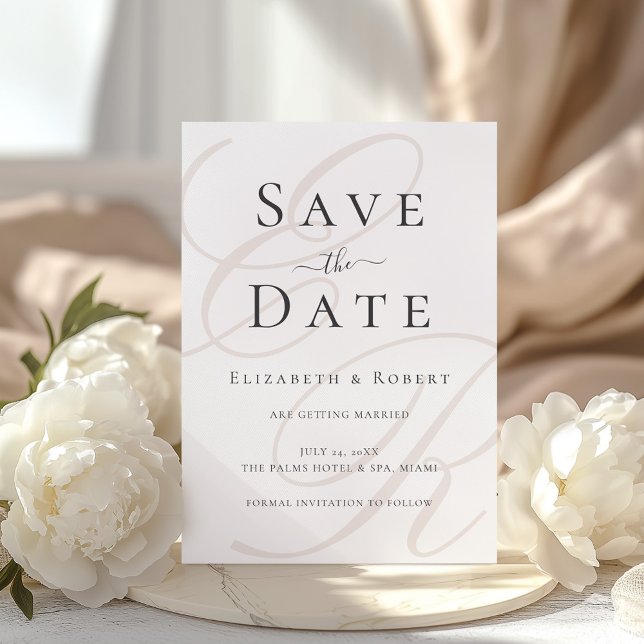 Carte de rappel de date de mariage à monogramme mi (Minimalist Beige Monogram Wedding Save the Date with beautiful white peonies)