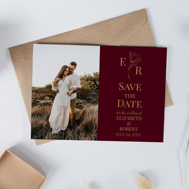 Carte de rappel de date de mariage avec monogramme (Burgundy Floral Monogram Photo Save the Date Invitation on neutral boho wedding table.)