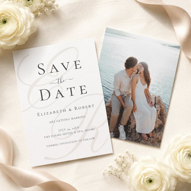 Carte de rappel de date de sauvegarde de photo de  (Minimalist Monogram Photo Save the Date Card on a table with white flowers and beige silk ribbons)
