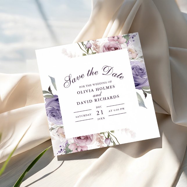 Carte de rappel de mariage à monogramme lilas (Boho Mave and Lilac Floral Save The Date Card on a sunny table with soft elegant fabric.)