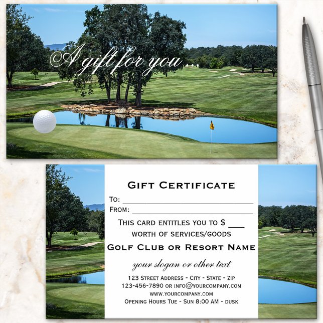 Carte De Réduction Modèle de certificat-cadeau de golf (Gift certificate with a golf theme featuring an image of a golf course with a ball)