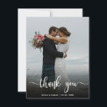 Carte de remerciement calligraphiée pour mariage m<br><div class="desc">Carte de remerciement de mariage moderne avec deux (2) photos. Modèle de carte postale de remerciement de mariage élégant et moderne comportant une photo verticale pleine page sur le devant avec le texte "Merci" dans une police de caractères manuscrite blanche sur l'image. Personnalisez le nom et le message de remerciement....</div>