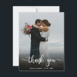 Carte de remerciement calligraphiée pour mariage m<br><div class="desc">Carte de remerciement de mariage moderne avec deux (2) photos. Modèle de carte postale de remerciement de mariage élégant et moderne comportant une photo verticale pleine page sur le devant avec le texte "Merci" dans une police de caractères manuscrite blanche sur l'image. Personnalisez le nom et le message de remerciement....</div>