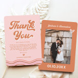 Carte de remerciement de mariage rétro rose orange<br><div class="desc">Parfaite pour votre mariage amusant avec un thème de mariage rétro. Cette carte capture l'inspiration d'un mariage rétro avec son design inspiré des années 70, idéal pour un mariage sur le thème des années 70. C'est l'ajout parfait à votre mariage kitsch, mariage funky ou mariage éclectique. Canalisez l'énergie d'un mariage...</div>