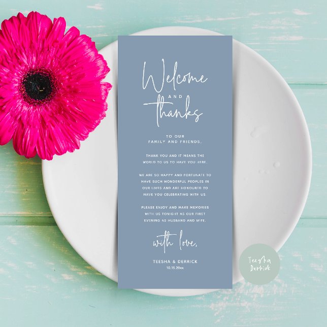 Carte de remerciement pour la disposition de table (Welcome and Thanks Modern Wedding Dinner Place Setting Thank You Card in Dusty Blue)