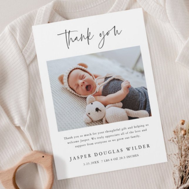 Carte de remerciement simple pour bébé avec photo  (Simple modern script baby photo thank you card announcements.)