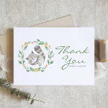 Carte De Remerciements Aquarelle couchage Raccoon Baby shower de couronne<br><div class="desc">Merci à vos invités avec ce carte de remerciements de baby shower personnalisable. Il dispose d'un raton laveur couleur aquarelle dans une couronne verdoyante avec une verdure assortie et un motif fleuri. Personnalisez ce carte de remerciements de baby shower en ajoutant vos détails. Ce carte de remerciements de raton laveur...</div>