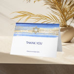 Carte De Remerciements Aquarelle moderne Blue Gold Bar Mitzvah Hébreu<br><div class="desc">Belle religion juive Bar Mitzvah merci cartes. Design moderne mais élégant d'aquarelle dans les couleurs bleu brosse, bleu clair à bleu marine. Gold Star de David au milieu avec un faux coup de brosse en feuille d'or. Lettres de script modernes. Préfet pour fils de 13 ans, mon garçon. Facile à...</div>