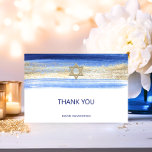 Carte De Remerciements Aquarelle moderne Blue Gold Bar Mitzvah Hébreu<br><div class="desc">Belle religion juive Bar Mitzvah merci cartes. Design moderne mais élégant d'aquarelle dans les couleurs bleu brosse, bleu clair à bleu marine. Gold Star de David au milieu avec un faux coup de brosse en feuille d'or. Lettres de script modernes. Préfet pour fils de 13 ans, mon garçon. Facile à...</div>