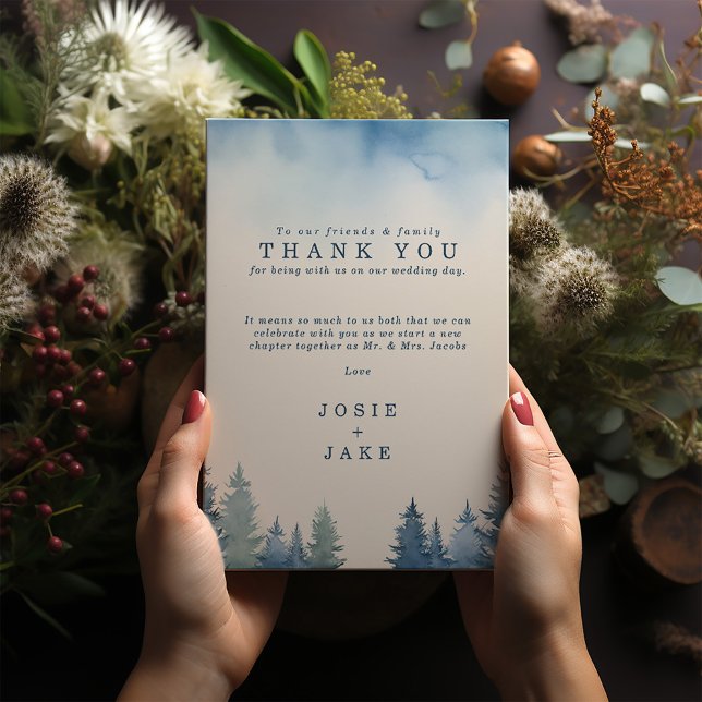 Carte De Remerciements Arbres de pin tendres d'hiver table de mariage mer (Blue pine trees wedding thank you cards with personal message and bride and groom names.)