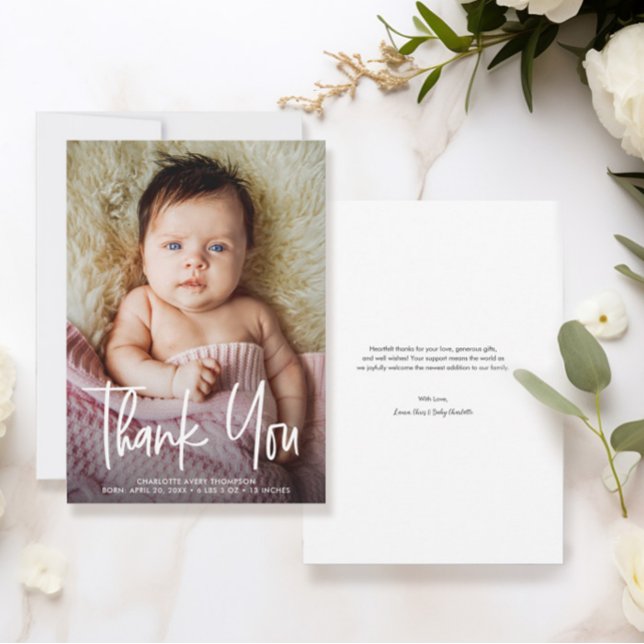 Carte De Remerciements Baby Girl Photo Statistiques de naissance Poignée  (Chic, Modern, Handlettering  baby shower Thank you, birth announcement photo card.)