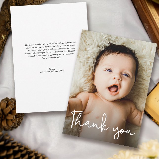 Carte De Remerciements Baby shower de script de manipulation moderne phot (Trendy Handlettering script baby shower thank you wording photo card.)