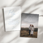 Carte De Remerciements Baby shower photo vertical bleu foncé simple<br><div class="desc">Voici notre simple carte de remerciements de baby shower photo vertical bleu poussiéreux, parfait pour votre simple fête de printemps ou d'hiver boho moderne! Cette carte possède une ambiance boho-chic avec une calligraphie élégante et un design minimaliste blanc-sur-bleu, ce qui la rend idéale pour les garçons. De plus, il est...</div>