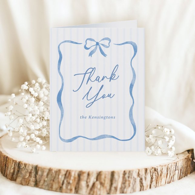 Carte De Remerciements Baby Shower Ruban Ondulé Bleu (baby shower thank you card with blue painted bow and wavy ribbon)