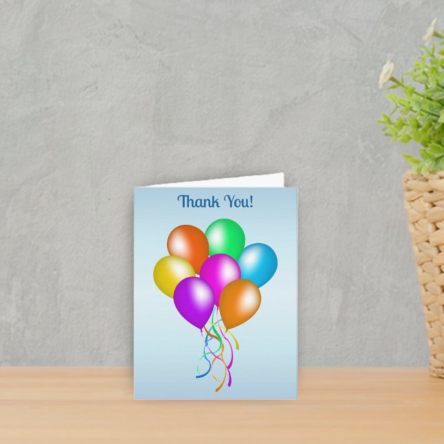 Carte De Remerciements Ballons de couleurs vives avec rubans (Bunch bright colourful balloons with hanging matching ribbons on light blue Thank You card.)