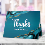 Carte De Remerciements Bat mitzvah Gold Turquoise Ombre Agate Bold Script<br><div class="desc">Assurez-vous que votre Bat mitzvah favori exprime sa reconnaissance à tous ceux qui ont soutenu son événement marquant! Envoyez ce carte de remerciements cool, unique, moderne, personnalisé. Écriture manuscrite blanche et typographie sans serif audacieuse superposent un arrière - plan bleu foncé et turquoise avec agate bleu turquoise accentuée de veines...</div>