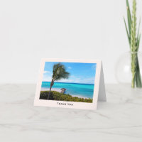 Belle plage tropicale aux palmiers balayés par le