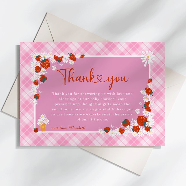 Carte De Remerciements Berry Fleur Faisée Été Baby shower doux (Someone Berry Sweet is on the Way Summer Daisy Flower & Strawberry Pink Plaid  Baby Shower Thank You)