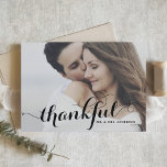 Carte De Remerciements Black Thankful Moderne Calligraphie Mariage photo<br><div class="desc">Montrez votre appréciation dans le style avec notre carte de remerciements photo mariage élégant et personnalisable, en mettant en évidence le mot "remerciant" dans la magnifique calligraphie moderne. Cette carte combine magnifiquement des touches personnelles et un design sophistiqué, ce qui en fait la meilleure façon d'express votre gratitude à vos...</div>