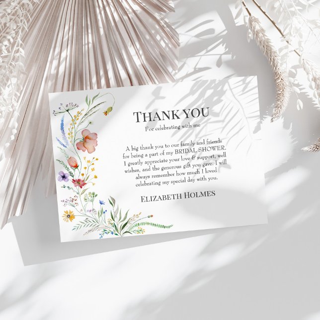 Carte De Remerciements Boho Fête de Mariée Champêtre Fleurs des Champs (Boho Wildflower Meadow Bridal Shower Thank You Card on a sunny white table with neutral dry flowers)