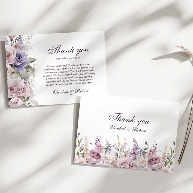 Carte De Remerciements Boho Mauve et Lilac Floral Mariage (Boho Mauve and Lilac Floral Wedding Thank You Card on a sunny white table with a tiny dry botanical)