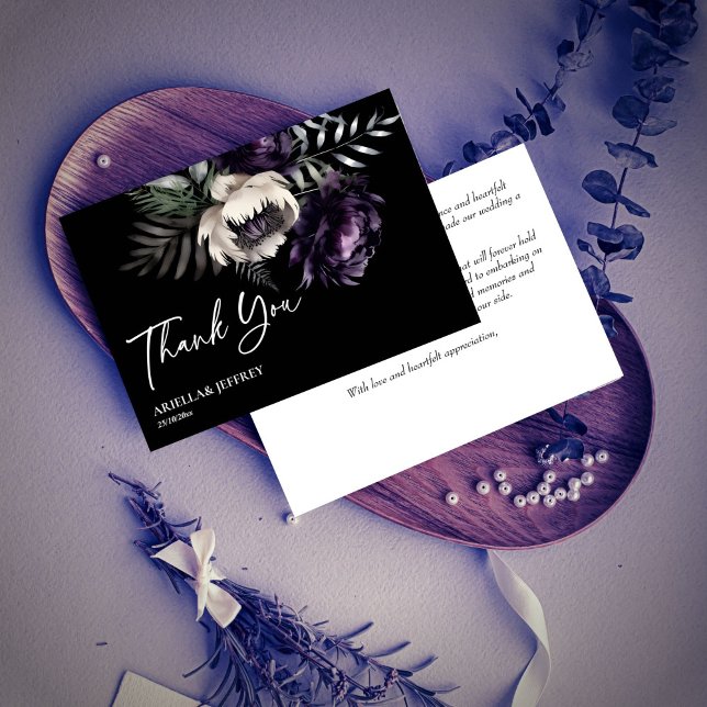 Carte De Remerciements Boho sombre moody élégant mariage (Dark moody boho elegant wedding thank you card purple white peonies black thank you card)
