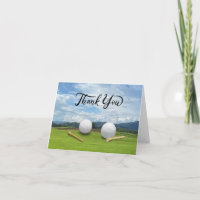 Boule de golf avec tee sur herbe verte