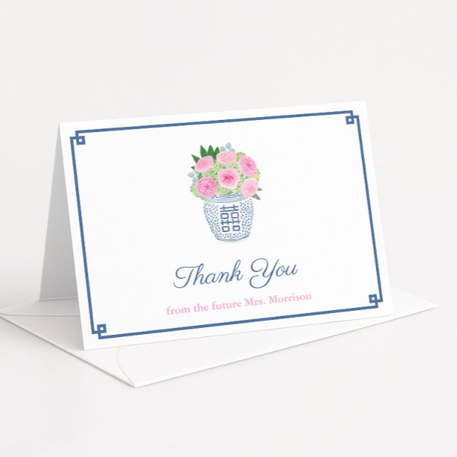 Carte De Remerciements Cadeau de mariage personnalisé Pot à gingembre Ros (Chinoiserie chic pink and navy blue thank you card design with hot pink roses in ginger jar)