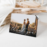 Carte De Remerciements Calligraphie classique Script Mariage photo pliée<br><div class="desc">Les cartes de remerciement de mariage élégantes comportent une seule photo mariage horizontale ou orientée paysage avec "Merci" superposé en bas dans un script de calligraphie blanc chic. Personnalisez avec vos noms et date mariage en lettres de bloc classiques. Ajoutez un message personnel et une signature à l'intérieur, ainsi qu'une...</div>