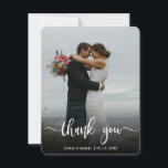 Carte De Remerciements Calligraphie moderne Mariage photo complète<br><div class="desc">Carte de remerciements photo Mariage Lettré à la main moderne. Mariage moderne élégant merci modèle de carte postale avec une photo verticale complète sur le devant avec le texte superposé "Merci" dans une police de caractères de script de typographie en blanc sur l'image. Personnalisez le nom personnalisé et le message...</div>