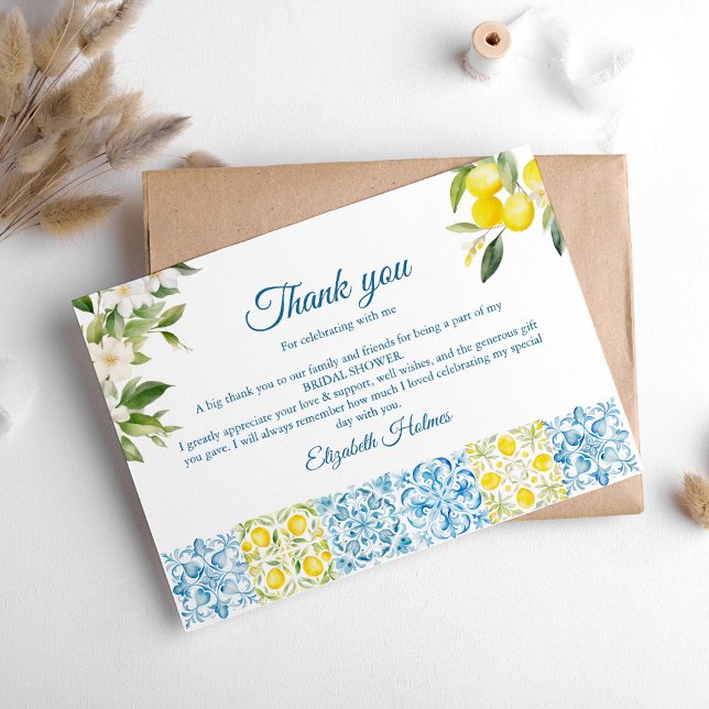 Carte De Remerciements Carrelage bleu méditerranéen et citrons pour une B (Mediterranean Blue Tiles and Lemons Bridal Shower Thank You Card on a white boho table.)