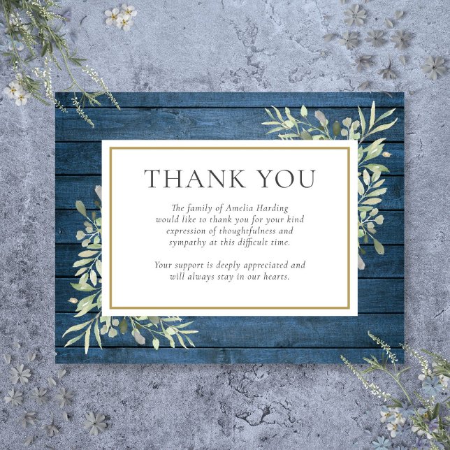 Carte De Remerciements Célébration de vie funéraire Blue Rustic Greenery (Blue Rustic Greenery Funeral Celebration of Life Thank You Card)