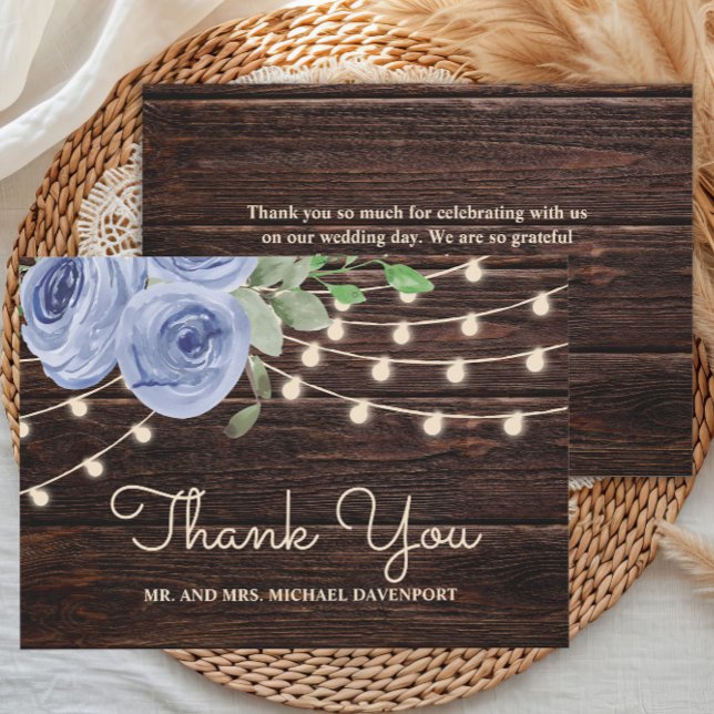 Carte De Remerciements Chaîne de bois rustique Lumières Mariage Floral bl (Dusty blue watercolor floral and string lights on rustic wood wedding Thank You card)