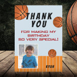 Carte De Remerciements Cute Basketball Kids Birthday Photo<br><div class="desc">Cute Basketball Kids Birthday Thank You Card with a Photo. Basketball themed birthday thank you card with a thank you message, child`s name, child`s photo and basketball balls. On the back of the card are basketball balls. Personalize this basketball card with your name and your child`s photo. You can change...</div>