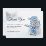 Carte De Remerciements Cute Snowman au photographe de Christmas<br><div class="desc">Carte de remerciements avec une jolie photo avec un petit bonhomme de neige. Debout dehors en hiver avec de la neige qui tombe tout autour. Ce mignon petit gars est habillé en vêtements de plein air tricotés bleus. Un peu de bokeh blanc/gris s'enflamme dans l'arrière - plan.</div>