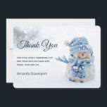 Carte De Remerciements Cute Snowman au photographe de Christmas<br><div class="desc">Carte de remerciements avec une jolie photo avec un petit bonhomme de neige. Debout dehors en hiver avec de la neige qui tombe tout autour. Ce mignon petit gars est habillé en vêtements de plein air tricotés bleus. Un peu de bokeh blanc/gris s'enflamme dans l'arrière - plan.</div>
