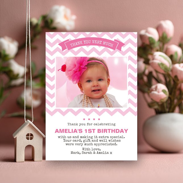 Carte de remerciements d'anniversaire de fille (Pretty in pink 💕 A sweet way to thank family and friends for celebrating your little girl’s first b)