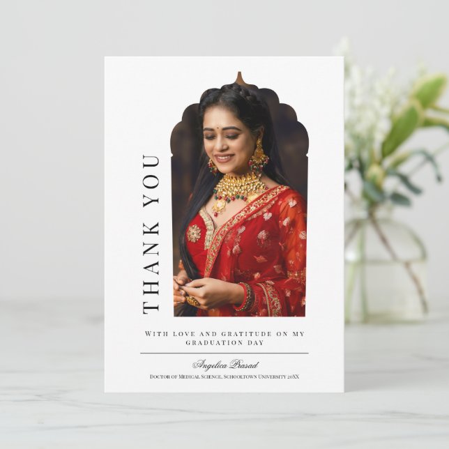 Carte de remerciements de graduation traditionnell (Debout devant)