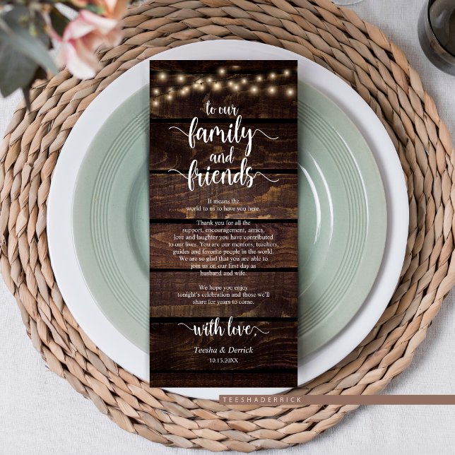 Carte de remerciements de réglage du Mariage rusti (Rustic Wedding Dinner Guest Place Setting Thank You Card, in Dark Wood Cottage String Lights Design.)