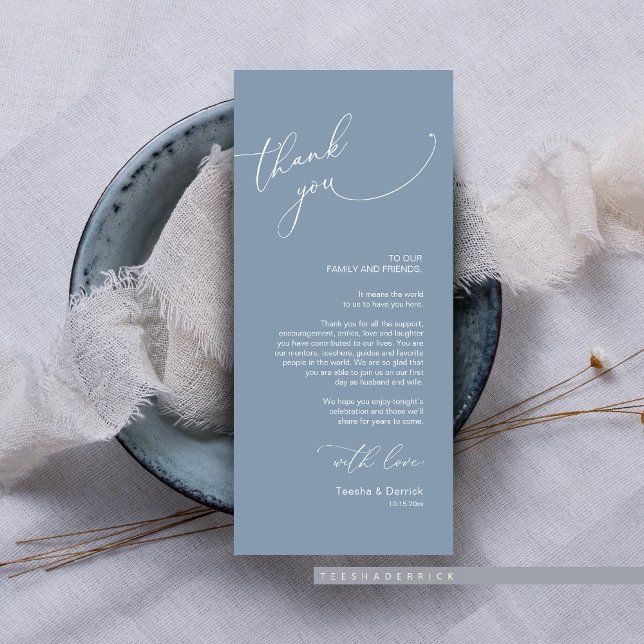 Carte de remerciements de réglage minimaliste du M (Wedding Dinner or Brunch Guest Place Setting Thank You Card, In Modern Classy Romantic Dusty Blue.)